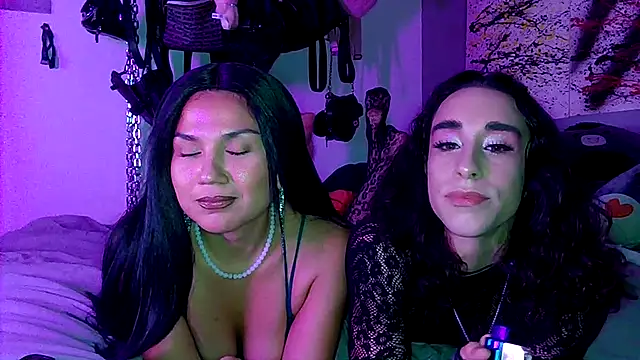 Snapshot of xoFrankie chatting on 09-11-25, 05:07 xoFrankie online show from 09-11-25, 05:07