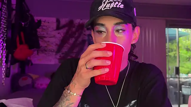 Snapshot of xoFrankie chatting on 10-07-25, 01:03 xoFrankie online show from 10-07-25, 01:03