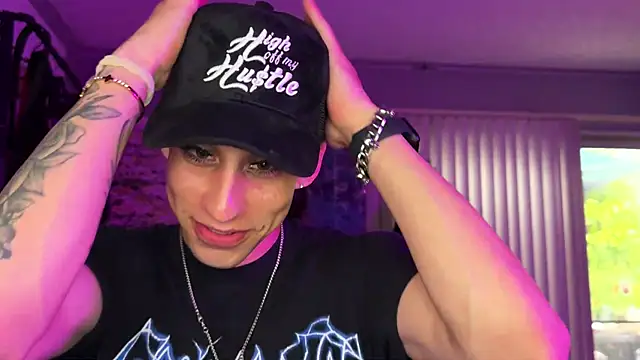 Snapshot of xoFrankie chatting on 10-14-25, 11:27 xoFrankie online show from 10-14-25, 11:27