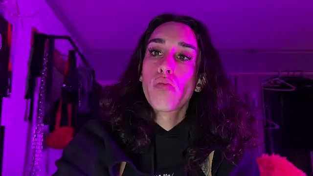 Snapshot of xoFrankie chatting on 11-04-25, 02:10 xoFrankie online show from 11-04-25, 02:10