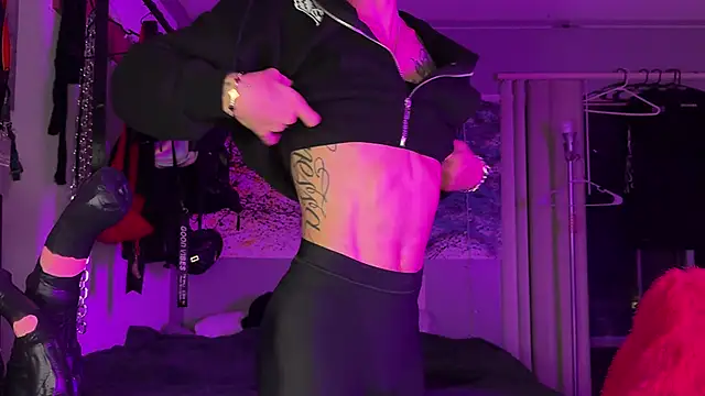 Snapshot of xoFrankie chatting on 11-08-25, 03:29 xoFrankie online show from 11-08-25, 03:29