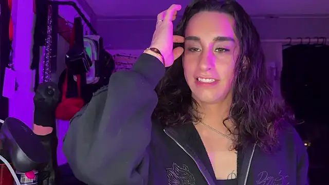 Snapshot of xoFrankie chatting on 11-11-25, 03:17 xoFrankie online show from 11-11-25, 03:17