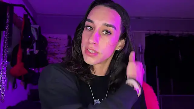 Snapshot of xoFrankie chatting on 11-13-25, 03:05 xoFrankie online show from 11-13-25, 03:05