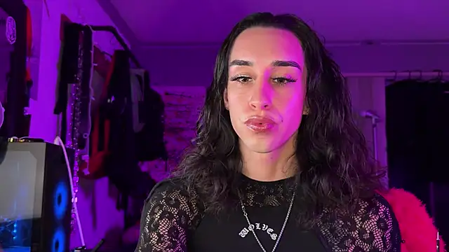 Snapshot of xoFrankie chatting on 11-20-25, 02:01 xoFrankie online show from 11-20-25, 02:01