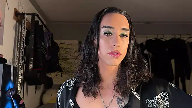 Snapshot of xoFrankie chatting on 12-01-25, 04:28 xoFrankie online show from 12-01-25, 04:28