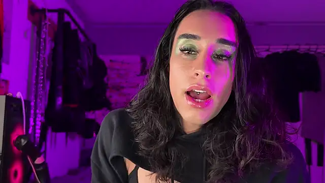 Snapshot of xoFrankie chatting on 12-02-25, 02:39 xoFrankie online show from 12-02-25, 02:39