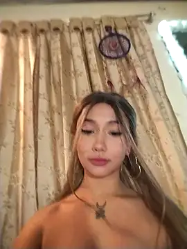 Snapshot of Ella_rr chatting on 09-21-25, 01:07 Ella rr online show from 09-21-25, 01:07