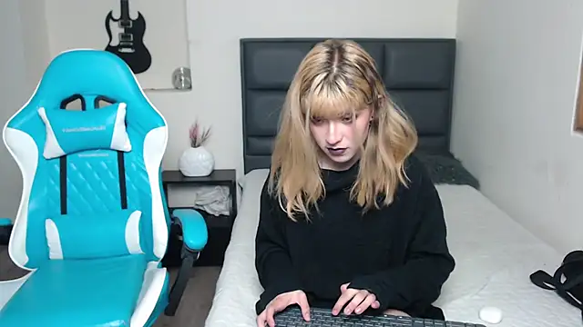 Amnesia  online show from 10-27-25, 01:04