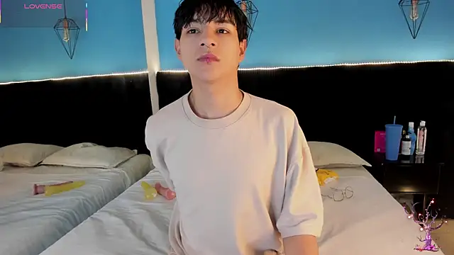 AleAurarashi online show from 09-14-25, 02:44