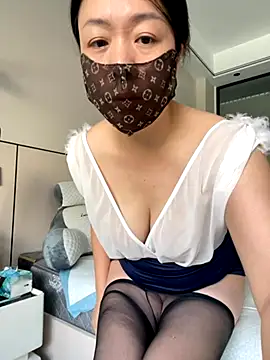 Snapshot of 300-AMAM chatting on 10-12-25, 06:01 300-AMAM online show from 10-12-25, 06:01