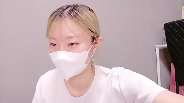 Nana  ch online show from 10-20-25, 04:02