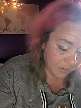 Snapshot of Courdles chatting on 11-28-25, 09:28 Courdles online show from 11-28-25, 09:28