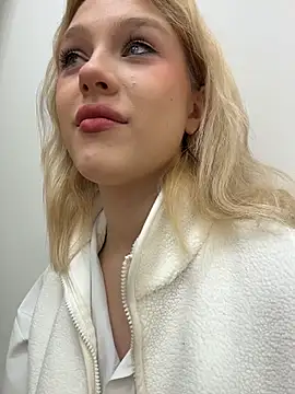 Snapshot of CaitlinSugar chatting on 10-30-25, 04:47 CaitlinSugar online show from 10-30-25, 04:47