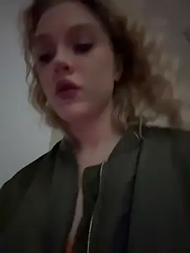 Snapshot of CaitlinSugar chatting on 12-15-25, 04:39 CaitlinSugar online show from 12-15-25, 04:39