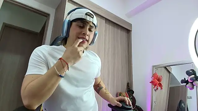 Snapshot of brunothompson3 chatting on 09-12-25, 12:22 brunothompson3 online show from 09-12-25, 12:22