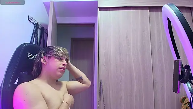 Snapshot of brunothompson3 chatting on 10-10-25, 01:37 brunothompson3 online show from 10-10-25, 01:37