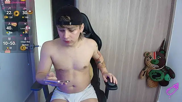 Snapshot of brunothompson3 chatting on 10-13-25, 04:51 brunothompson3 online show from 10-13-25, 04:51