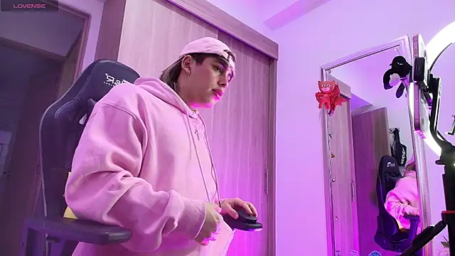 Snapshot of brunothompson3 chatting on 10-23-25, 04:23 brunothompson3 online show from 10-23-25, 04:23