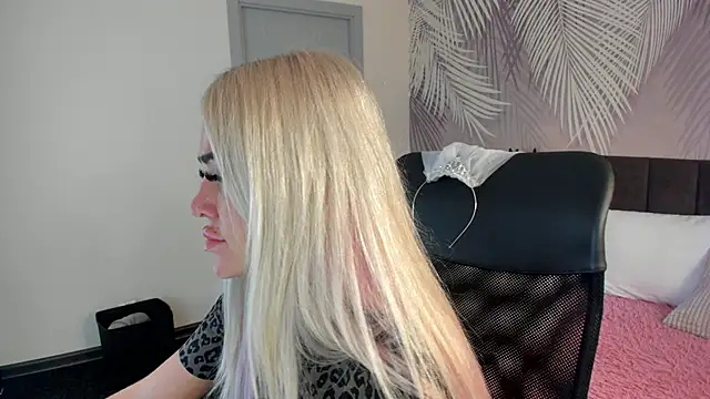 Snapshot of Kira_Key chatting on 09-28-25, 09:14 Kira Key online show from 09-28-25, 09:14