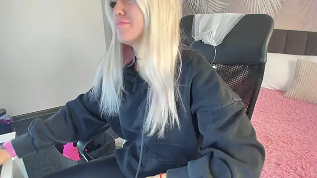 Snapshot of Kira_Key chatting on 09-29-25, 01:44 Kira Key online show from 09-29-25, 01:44