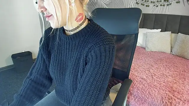 Snapshot of Kira_Key chatting on 10-18-25, 01:52 Kira Key online show from 10-18-25, 01:52