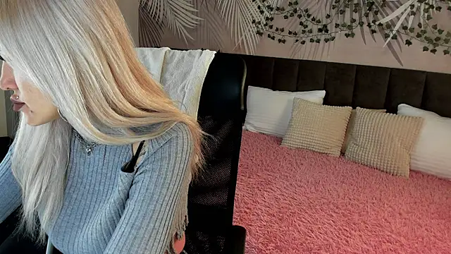 Snapshot of Kira_Key chatting on 10-31-25, 02:01 Kira Key online show from 10-31-25, 02:01