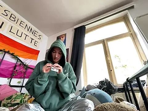 Snapshot of Styxlust chatting on 10-03-25, 12:24 Styxlust online show from 10-03-25, 12:24