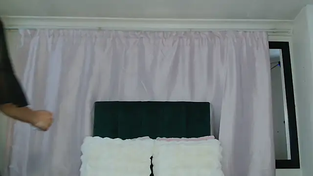 Snapshot of -cleowilliams- chatting on 09-12-25, 02:50 -cleowilliams- online show from 09-12-25, 02:50