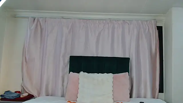Snapshot of -cleowilliams- chatting on 10-11-25, 11:58 -cleowilliams- online show from 10-11-25, 11:58