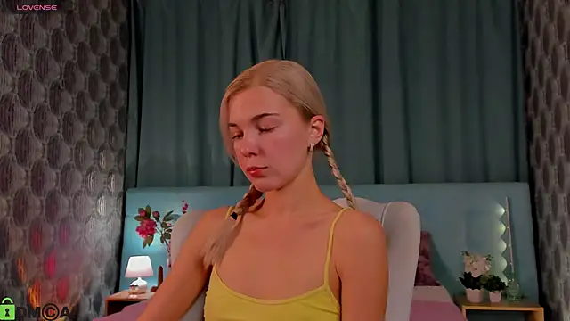 Snapshot of Aurora_Bennet chatting on 09-11-25, 12:33 Aurora Bennet online show from 09-11-25, 12:33