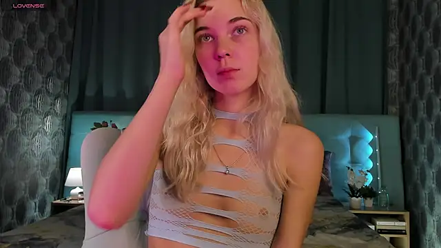 Snapshot of Aurora_Bennet chatting on 09-18-25, 12:01 Aurora Bennet online show from 09-18-25, 12:01