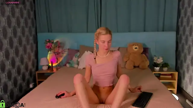 Snapshot of Aurora_Bennet chatting on 10-15-25, 12:55 Aurora Bennet online show from 10-15-25, 12:55