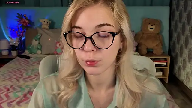 Snapshot of Aurora_Bennet chatting on 11-17-25, 12:38 Aurora Bennet online show from 11-17-25, 12:38