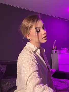 Snapshot of VelvetRush_ chatting on 10-10-25, 04:39 VelvetRush online show from 10-10-25, 04:39