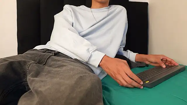 Snapshot of alexmark_ chatting on 02-13-26, 01:18 alexmark online show from 02-13-26, 01:18