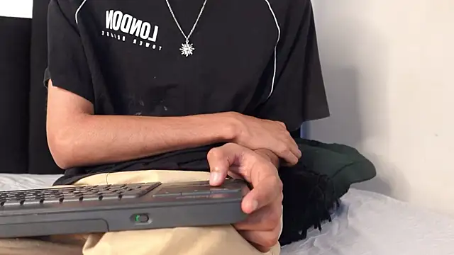 Snapshot of alexmark_ chatting on 02-18-26, 01:18 alexmark online show from 02-18-26, 01:18