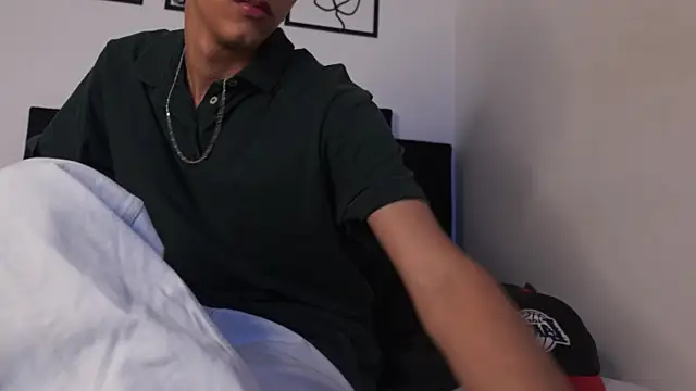 Snapshot of alexmark_ chatting on 02-25-26, 01:21 alexmark online show from 02-25-26, 01:21