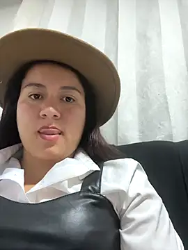 Snapshot of Leonis_0 chatting on 10-18-25, 02:47 Leonis 0 online show from 10-18-25, 02:47