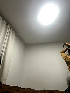 Snapshot of Leonis_0 chatting on 10-31-25, 02:01 Leonis 0 online show from 10-31-25, 02:01