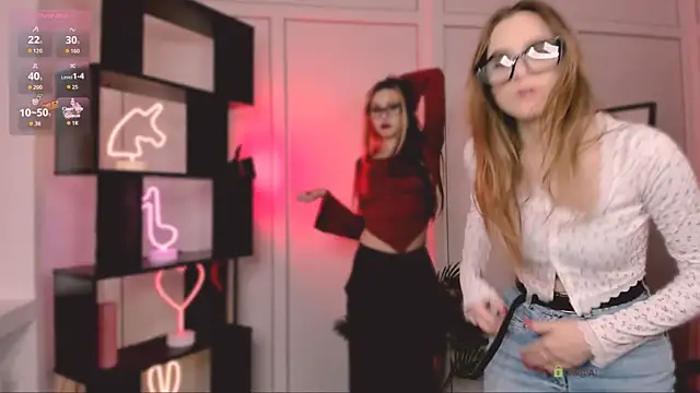 Snapshot of luna_tin chatting on 10-18-25, 11:44 luna tin online show from 10-18-25, 11:44