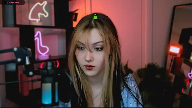 Snapshot of luna_tin chatting on 11-25-25, 12:27 luna tin online show from 11-25-25, 12:27