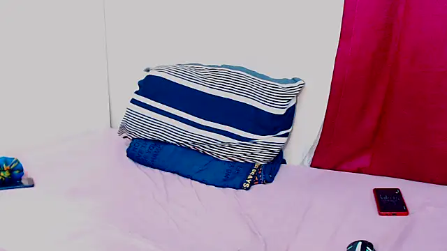 FreakyScarlet00 online show from 10-04-25, 07:28