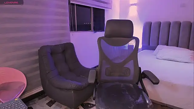 Snapshot of SkyThompson chatting on 10-24-25, 04:53 SkyThompson online show from 10-24-25, 04:53