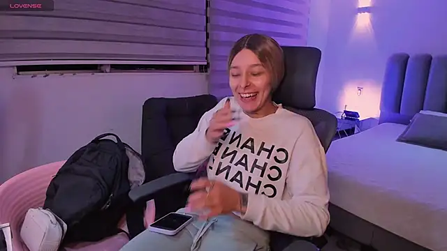 Snapshot of SkyThompson chatting on 10-25-25, 03:47 SkyThompson online show from 10-25-25, 03:47