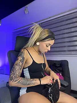 Snapshot of SkyThompson chatting on 11-13-25, 05:17 SkyThompson online show from 11-13-25, 05:17