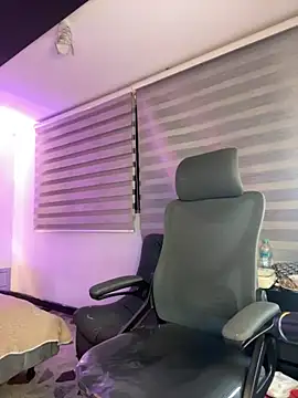 Snapshot of SkyThompson chatting on 11-21-25, 05:17 SkyThompson online show from 11-21-25, 05:17