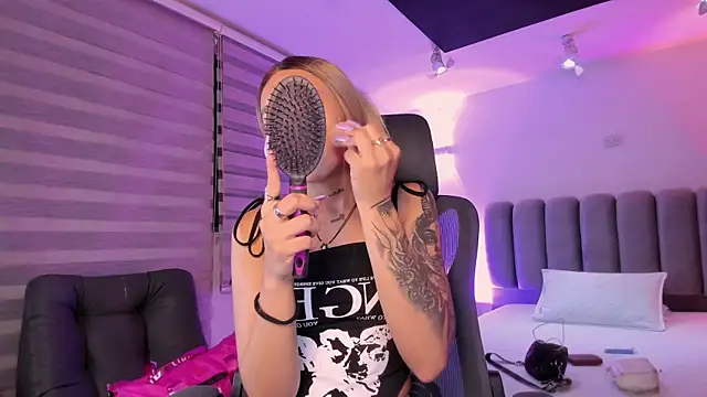 Snapshot of SkyThompson chatting on 11-29-25, 05:21 SkyThompson online show from 11-29-25, 05:21