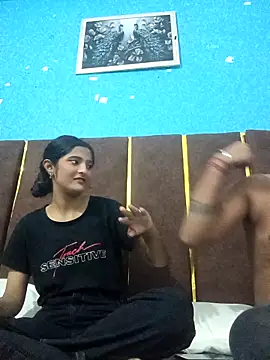 Snapshot of romantic_couple1 chatting on 09-15-25, 01:05 romantic couple1 online show from 09-15-25, 01:05