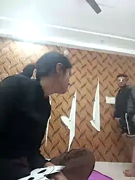 Snapshot of romantic_couple1 chatting on 11-23-25, 01:38 romantic couple1 online show from 11-23-25, 01:38