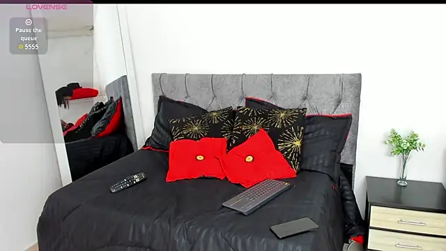 camila collins7 online show from 12-15-25, 01:04